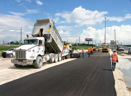 A Ranger asphalt paving crew works on nearby Turnpike lanes as part of a major design-build expansion of I-595 in Broward County. Ranger is a subcontractor to Dragados USA on the project. (Photo by Carl Thiemann)